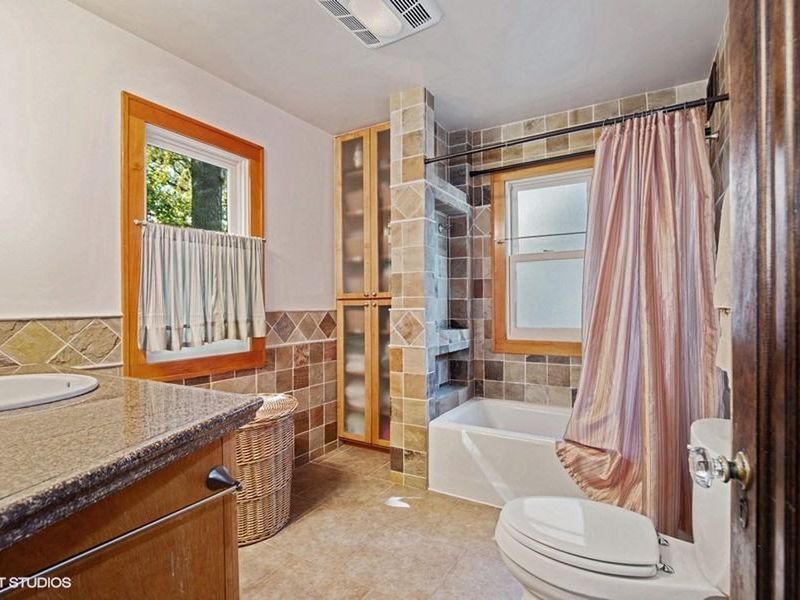 2732 West River Parkway, Minneapolis, MN 55406 ListReports