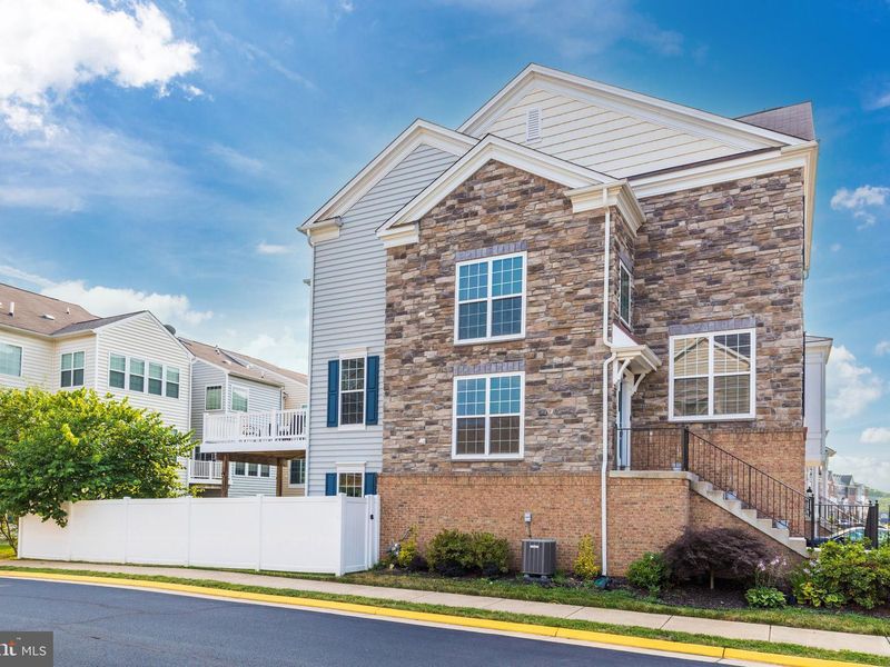 House image 3 for 43591 White Cap Terrace, Chantilly, VA, 20152